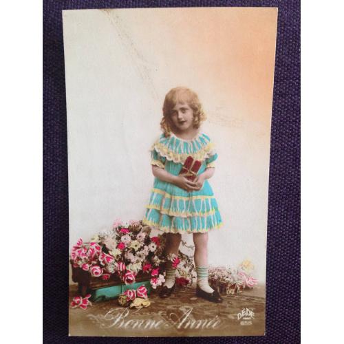 Французская фотооткрытка. С Новым годом! Девочка с подарком в руках. 1923 г.