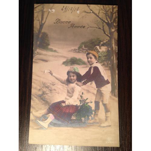 Французская фотооткрытка. С Новым годом! Мальчик и девочка с санками. 1912 г.