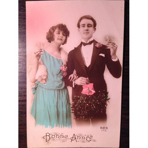 Французская фотооткрытка. С Новым годом! Мужчина и женщина с бокалами.