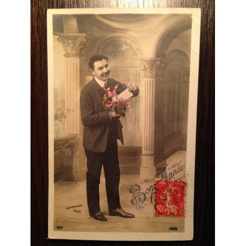 Французская фотооткрытка. С Новым годом! Мужчина с букетом цветов и письмом.