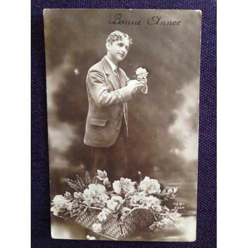 Французская фотооткрытка. С Новым годом! Мужчина с корзиной цветов. 1919 г.
