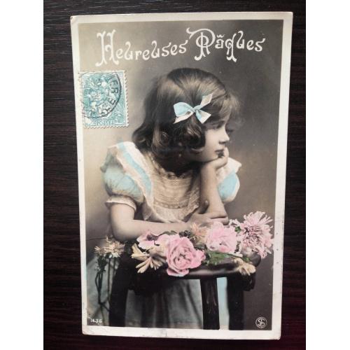 Французская фотооткрытка. С праздником Пасхи. Девочка с цветами.
