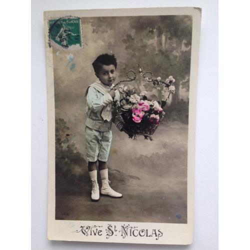 Французская фотооткрытка. С праздником Святого Николая. Мальчик с корзиной цветов.