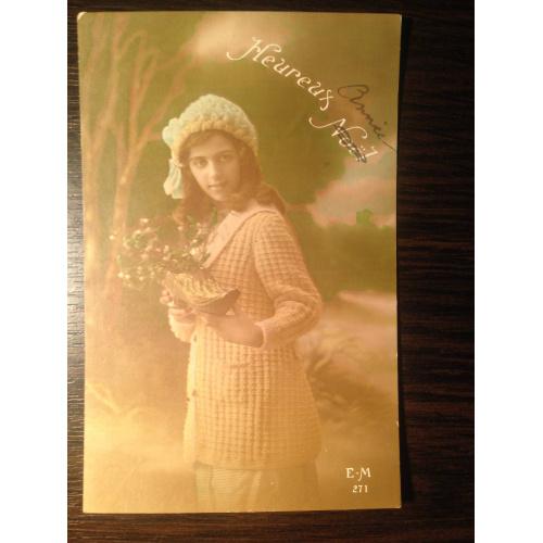 Французская фотооткрытка. Счастья. Девушка с туфелькой и цветами. 1922 г.