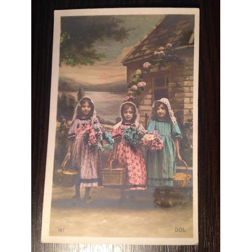 Французская фотооткрытка. Три девочки с корзинами и цветами возле дома.