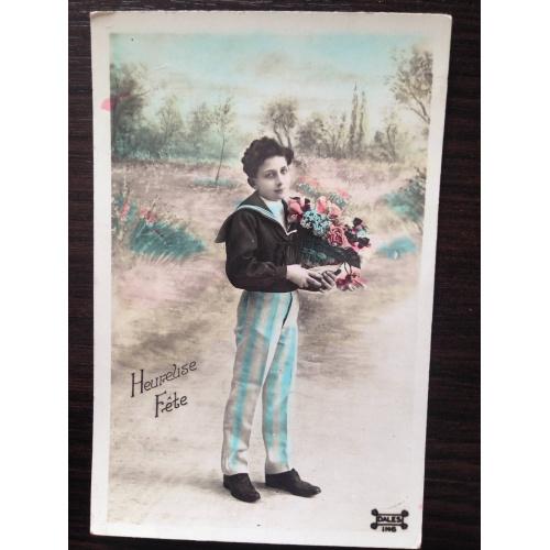 Французская фотооткрытка. Юноша с букетом цветов.