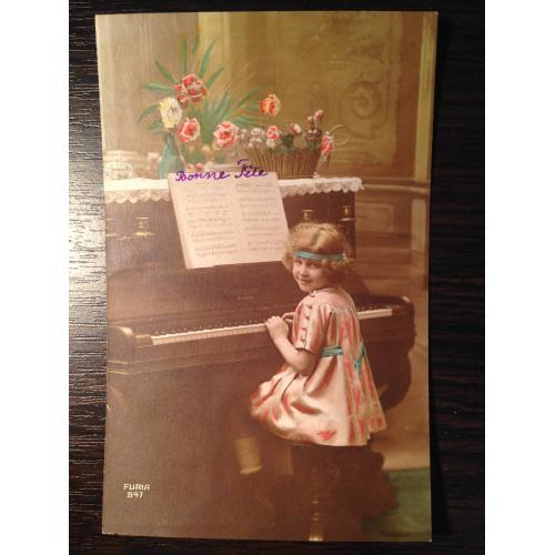Французская открытка. Хорошего праздника. Девочка с фортепиано.
