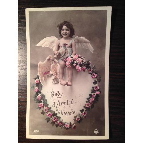 Французская старинная фотооткрытка Ангелочек на цветочном сердце. Начало 20-х годов.