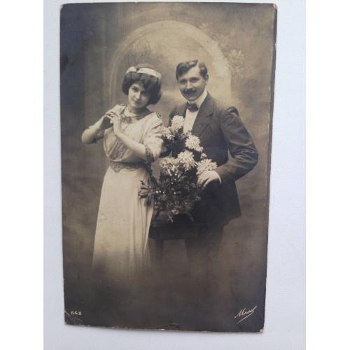 Старинная французская фотооткрытка. Мужчина и женщина с букетом цветов.