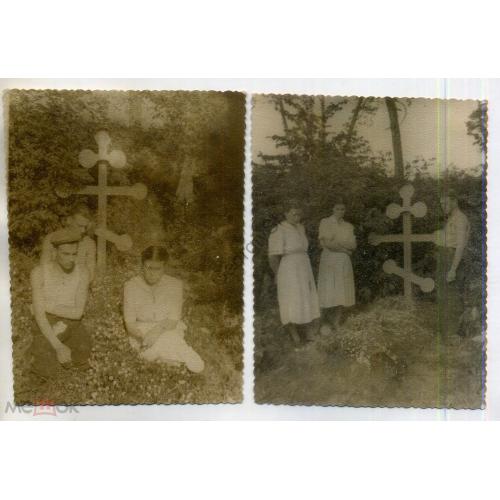 2 фотографии на могиле с крестом в лесу 8,5х11,5 см  