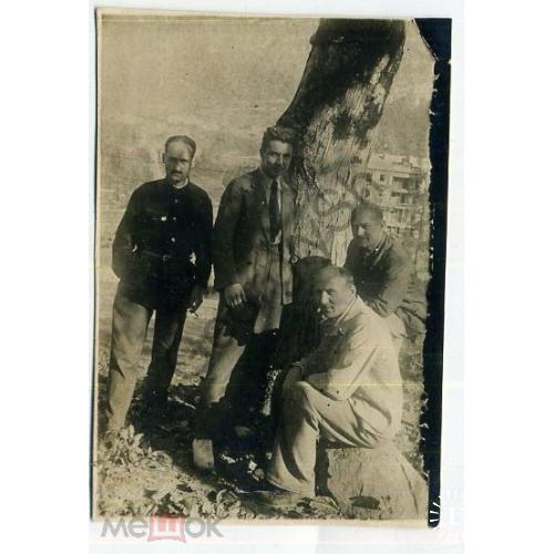 Абхазия Четыре мужчины у дерева на фоне ст. Квезани  6х8,5 см  