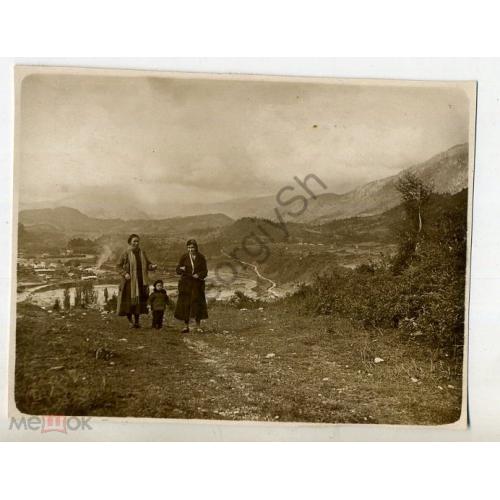 Абхазия Две женщина с ребенком на фоне Квезани 1938 8х11, см  