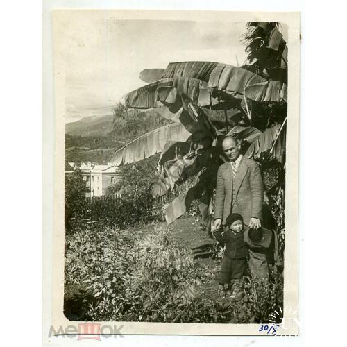  Абхазия Мужчина с мальчиком под пальмой на фоне ст. Квезани 30.10.1938 8х11 см  