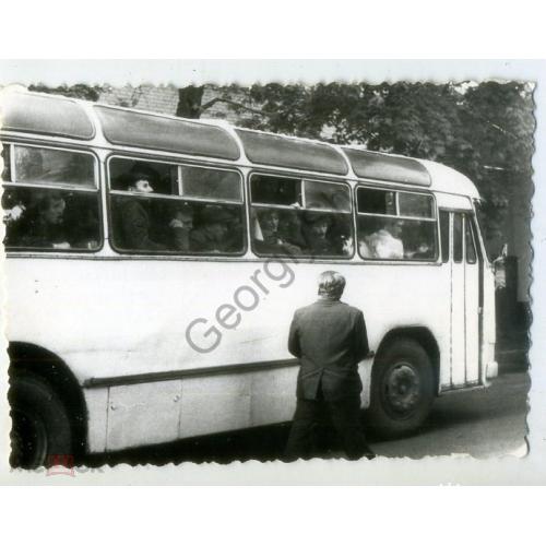 Автобус ЛАЗ с призывниками 8х11,5 см  