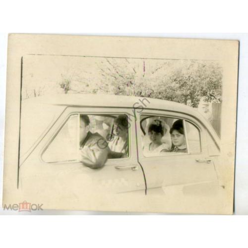 автомобиль Волга, свадьба, невеста в машине 1967 год 9х12 см  
