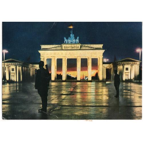 Берлин столица ГДР Ночью у Бранденбургских ворот