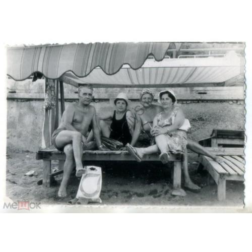 Четверо на топчанах на пляже 1981 год 9х13 см  купальник торс