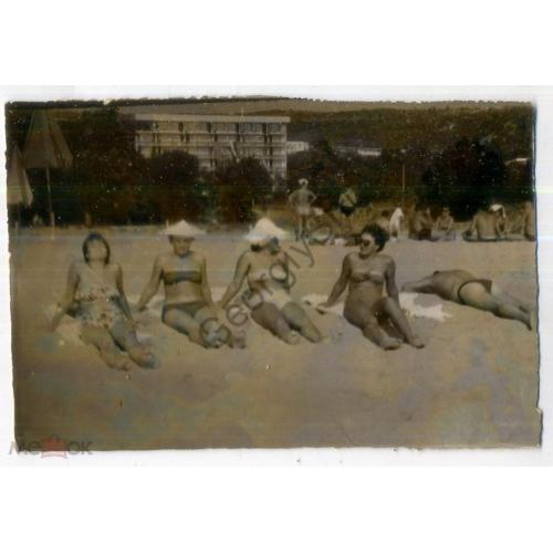 Четыре женщины в купальниках и мужчина в плавках на пляже 8,2х12,5 см  