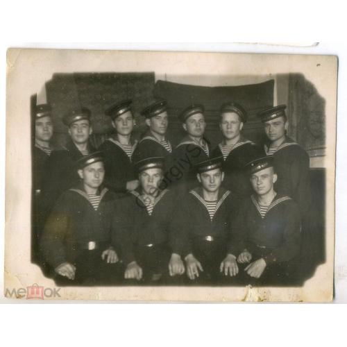 Дальний Восток команда моряков Тихоокеаского флота форме, бескозырки 1952 год  9х12 см  