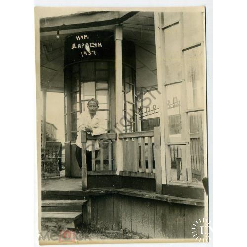 Дарасун 1937 мужчина на веранде стенд Правда 8,3х11,5см  