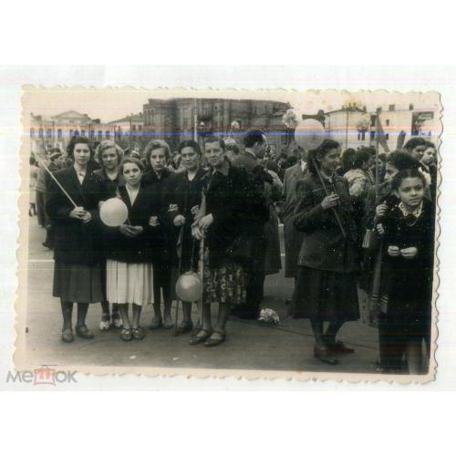 Демонстрация, первомай, 1958 год Харьков пять женщин 7,8х11,5 см  