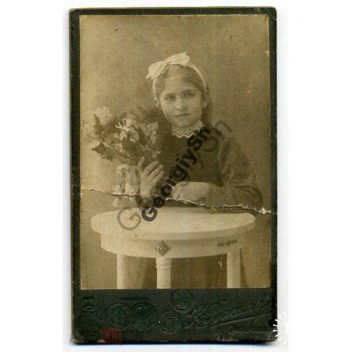     Девочка с букетом цветов К. Васлили Симферополь визит-фото  