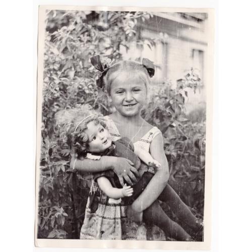 Девочка с куклой 1966 год 13х18 см