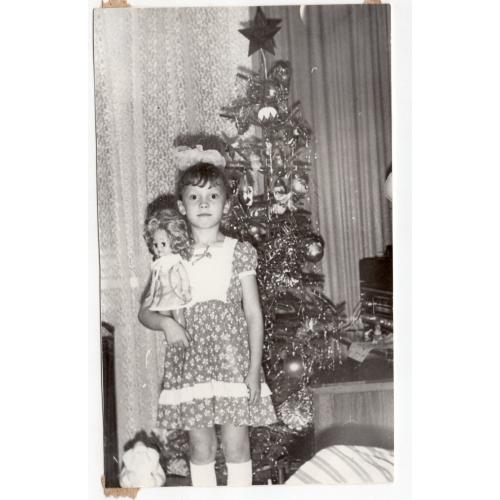 Девочка с куклой у Новогодней елки 10,5х17 см