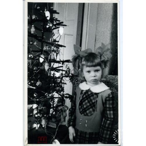 Девочка у новогодней елки 9,5х14,5 см 1977 год  