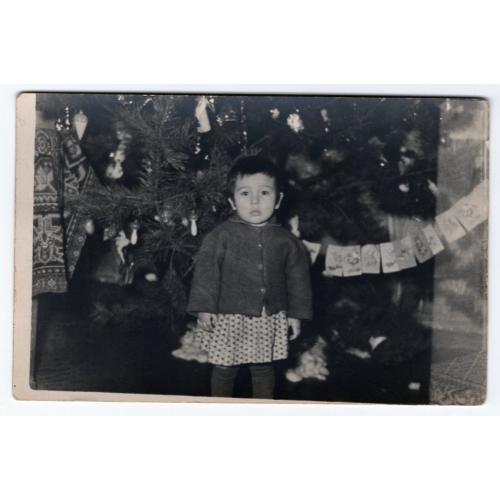 Девочка у Новогодней елки с гриляндой из флажков 9х14 см