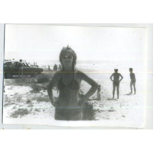 Девушка в купальнике на пляже на фоне автомобиля Волга 9х13 см 