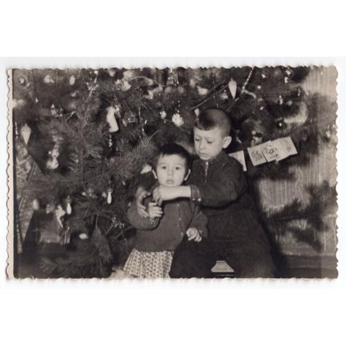 Два ребенка под Новогодней елкой, интерьер 9х13,5 см  