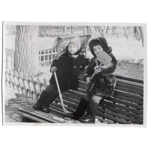 Два ребенка зимой на скамейке. Один с клюшкой, второй - с лопатой 8х11,5 см дети