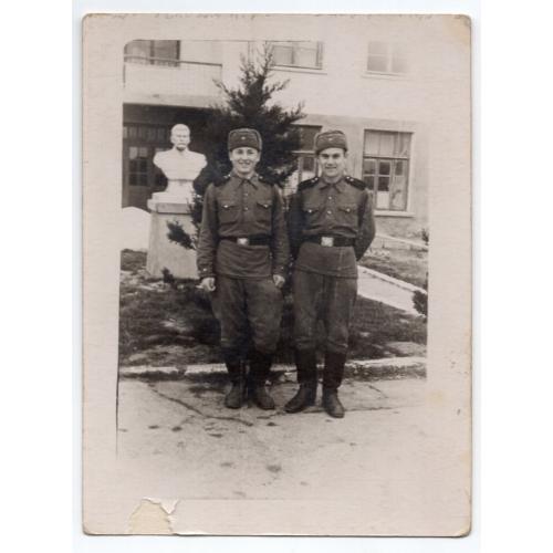 Два солдата у бюста Сталин 9х12 см  