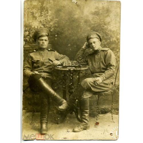  Два военных играют в шашки с сигаретами 9х13 см май 1917 Красноград  