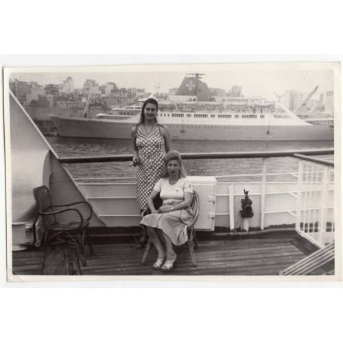 Две девушки на палубе теплохода на фоне порта и кораблей 8х12,5 см  