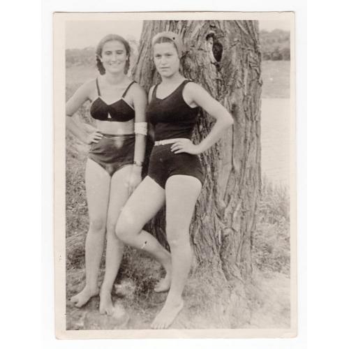 Две девушки в купальниках у дерева 9х12 см