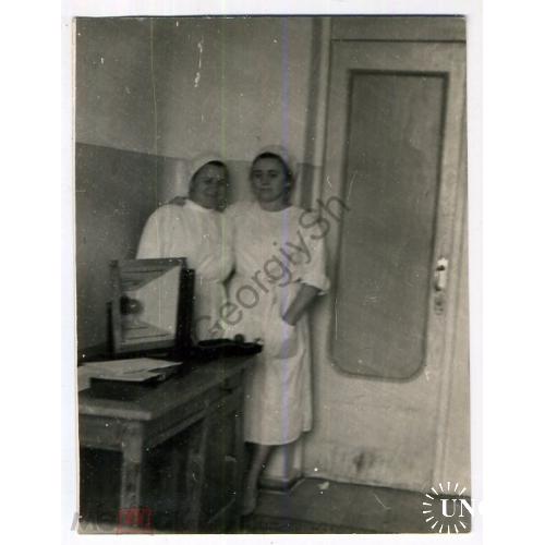 Две медсестры , кварцевая лампа 9х12 см  