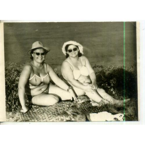 Две улыбающиеся дамы в купальниках на пляже 13х18 см