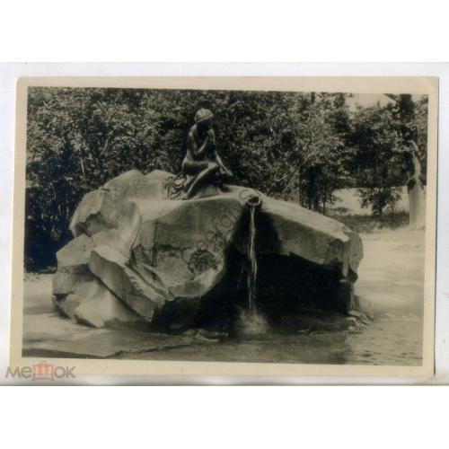г. Пушкин фонтан Девушка с кувшином фото А. Сэккэ 1954 Ленфотохудожник ЛФХ  