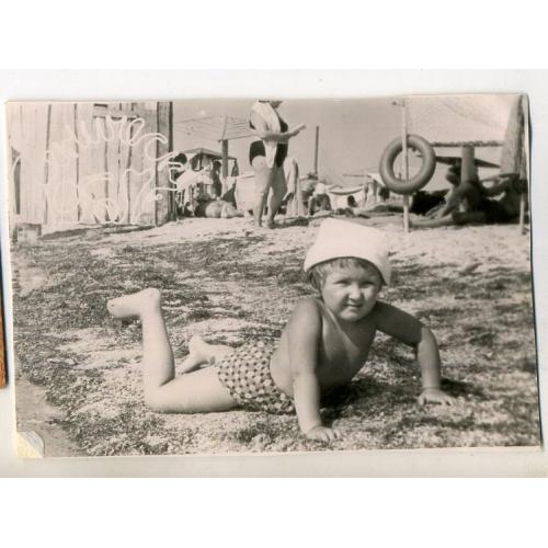 Геническ ребенок на пляже 1957 год 8х12 см 