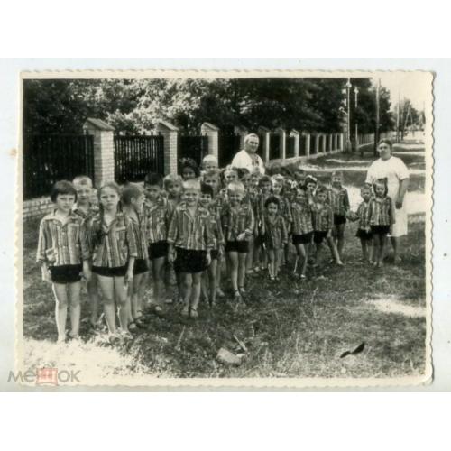 группа детского сада на прогулке 1952 год 8,8х11,7 см  