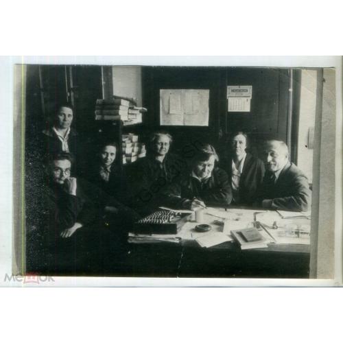 Группа инженеров - интерьер кабинета, рабочий стол, пачка папирос 1934 12х18 см  