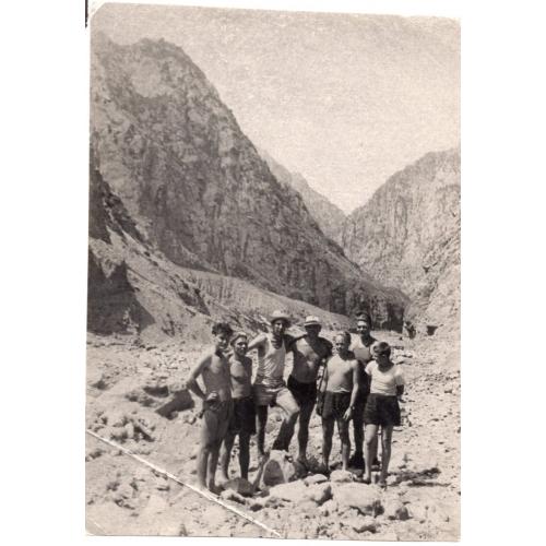 Группа туристов в горах Кавказа, обнаженный торс 10,2х14,4 см