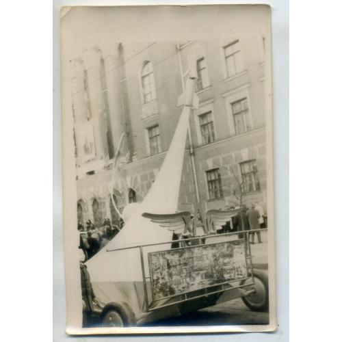 Харьков 07.11.1958 демонстрация колонна ХАИ ( авиационный институт ) ракета 9х14 см