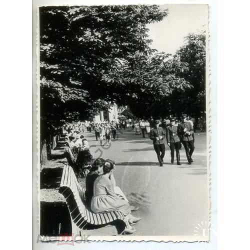 Харьков 1963 центральная аллея парка им Горького. военные  8,5х11,5 см  