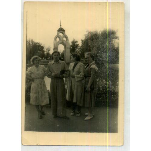 Харьков Четверо у бассейна сквер Победа 9х13 см  / зеркальная струя