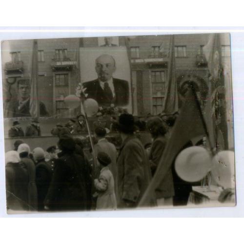 Харьков демонстрация май 1960 перед главной трибуной площадь Дзержинского 9х12 см