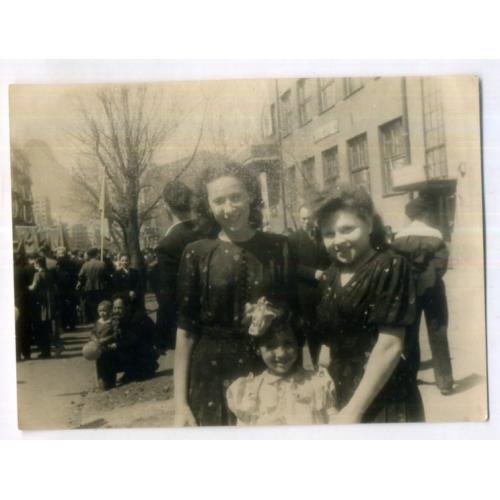 Харьков демонстрация улица Иванова девушки на фоне здания АТС 8х12 см  май 1948 года