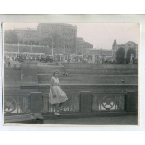 Харьков девушка на набережной вид на Площадь Розы Люксембург 8,5х11 см  